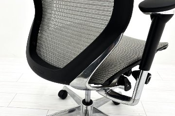 中古 バロンチェア オカムラ OKAMURA Baron 中古オフィス家具 ハイバックメッシュ 可動肘 ライトグレーの画像
