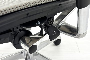 中古 バロンチェア オカムラ OKAMURA Baron 中古オフィス家具 ハイバックメッシュ 可動肘 ライトグレーの画像
