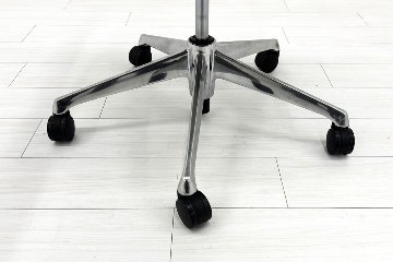 中古 バロンチェア オカムラ OKAMURA Baron 中古オフィス家具 ハイバックメッシュ 可動肘 ライトグレーの画像