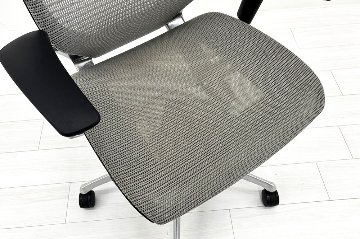 中古 バロンチェア オカムラ OKAMURA Baron 中古オフィス家具 ハイバックメッシュ 可動肘 ライトグレーの画像