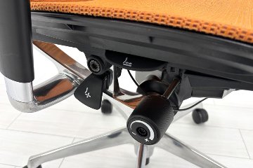 中古 バロンチェア オカムラ OKAMURA Baron 中古オフィス家具 ハイバックメッシュ 可動肘 オレンジの画像