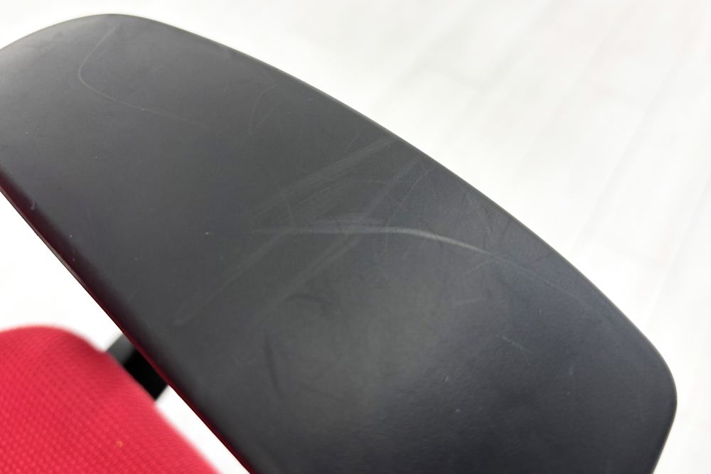 イトーキ エフチェア 中古 2017年製 クッション 固定肘 事務椅子 ITOKI 中古オフィス家具 KF-375JBH-T1M4 レッドの画像
