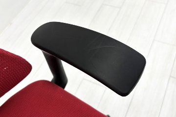 イトーキ エフチェア 中古 2017年製 クッション 固定肘 事務椅子 ITOKI 中古オフィス家具 KF-375JBH-T1M4 レッドの画像