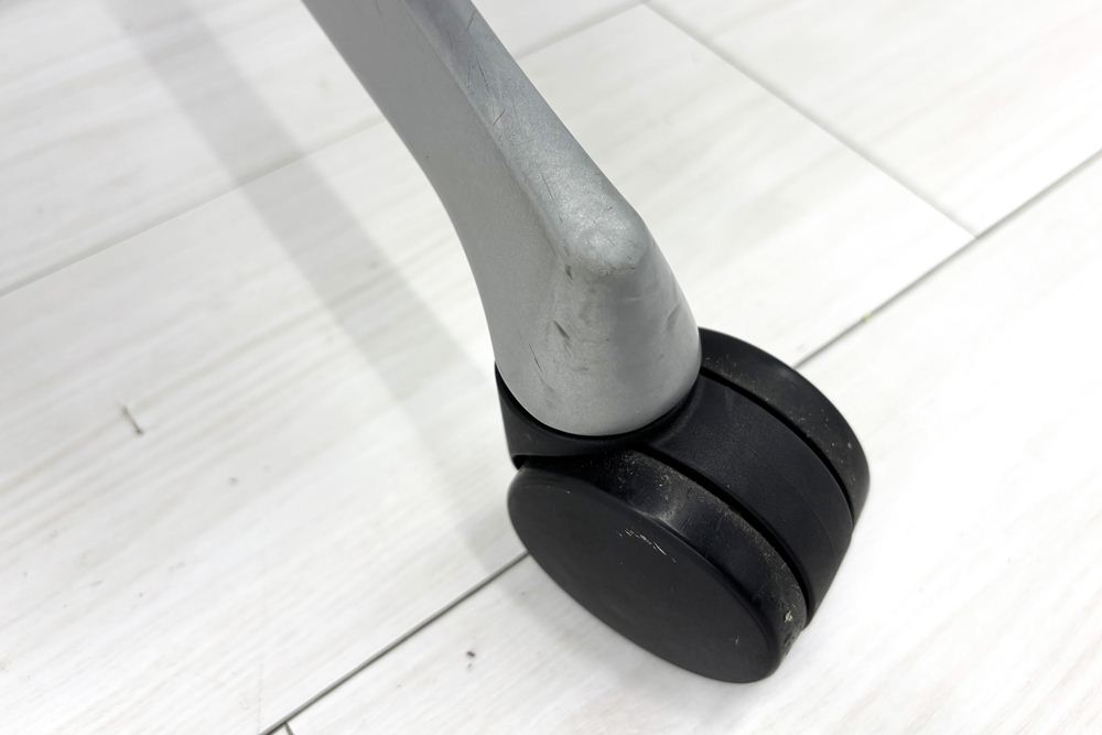 コーラルチェア ハイバック オカムラ 中古 背メッシュ 固定肘 中古オフィス家具 中古チェア Choral レッドの画像