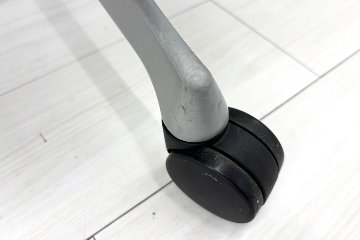 コーラルチェア ハイバック オカムラ 中古 背メッシュ 固定肘 中古オフィス家具 中古チェア Choral レッドの画像