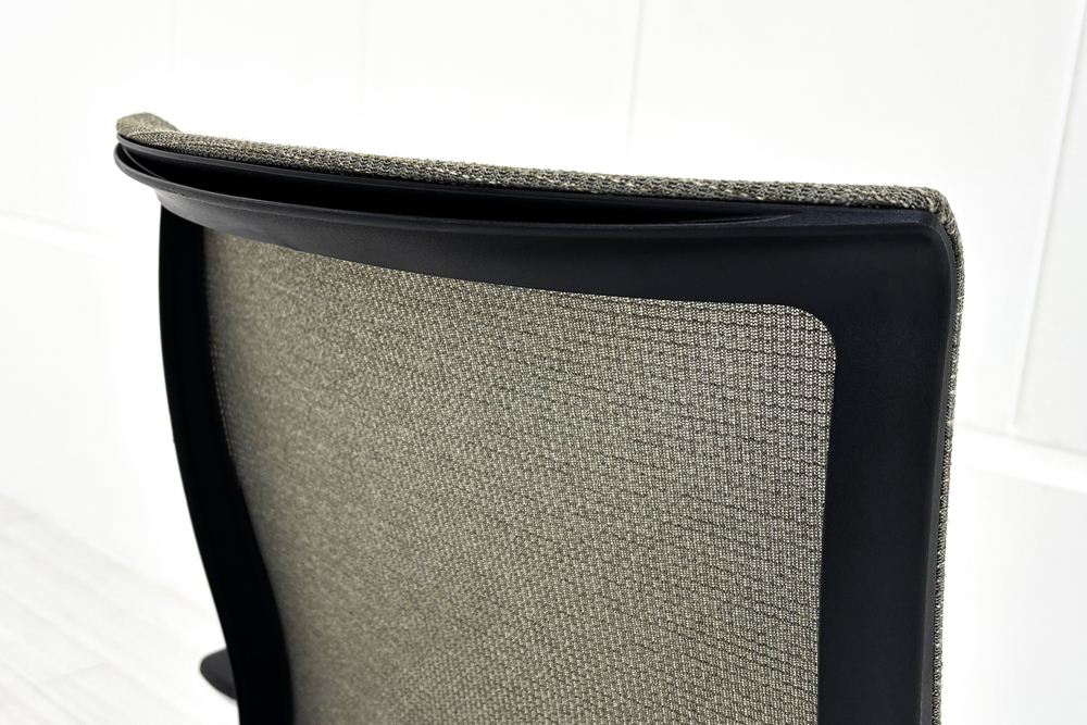コクヨ Bezel(ベゼル)シリーズ 中古 2020年製 クッション KOKUYO テクスチャードメッシュ 固定肘 中古オフィス家具の画像
