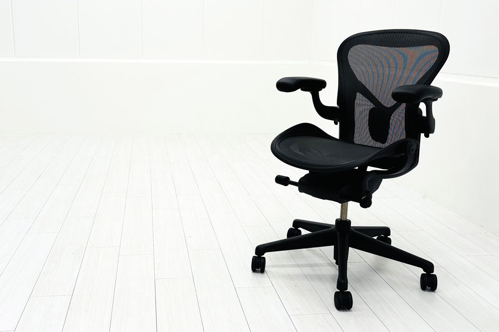 ハーマンミラー アーロンチェア リマスタード Aサイズ ライトシリーズ 中古 2017年製 Herman Miller Aeron Chair Remastered 中古オフィス家具 グラファイトの画像