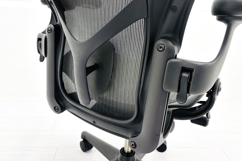 ハーマンミラー アーロンチェア リマスタード Aサイズ ライトシリーズ 中古 2017年製 Herman Miller Aeron Chair Remastered 中古オフィス家具 グラファイトの画像