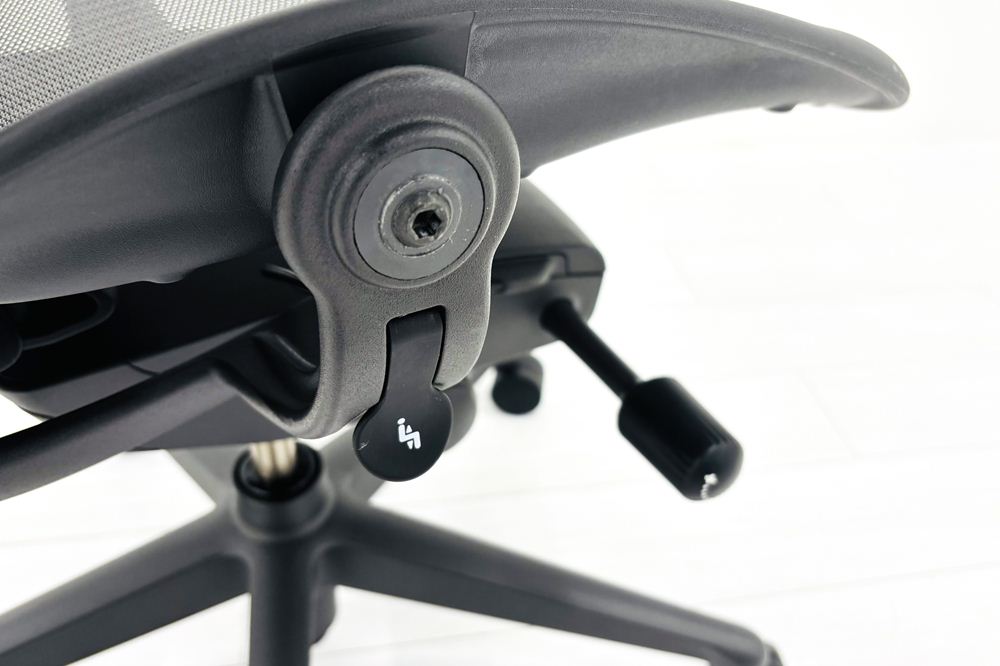 ハーマンミラー アーロンチェア リマスタード Aサイズ ライトシリーズ 中古 2017年製 Herman Miller Aeron Chair Remastered 中古オフィス家具 グラファイトの画像