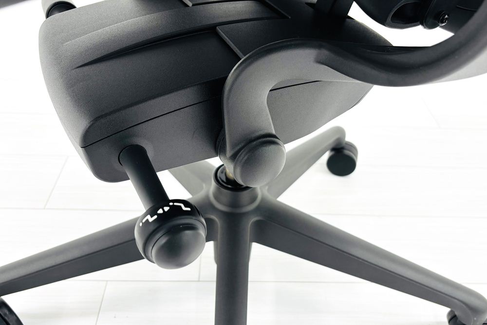 ハーマンミラー アーロンチェア リマスタード Aサイズ ライトシリーズ 中古 2017年製 Herman Miller Aeron Chair Remastered 中古オフィス家具 グラファイトの画像