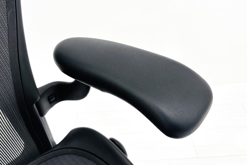 ハーマンミラー アーロンチェア リマスタード Aサイズ ライトシリーズ 中古 2017年製 Herman Miller Aeron Chair Remastered 中古オフィス家具 グラファイトの画像