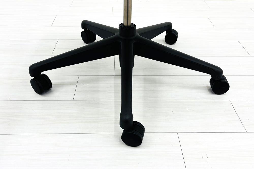 ハーマンミラー アーロンチェア リマスタード Aサイズ ライトシリーズ 中古 2017年製 Herman Miller Aeron Chair Remastered 中古オフィス家具 グラファイトの画像