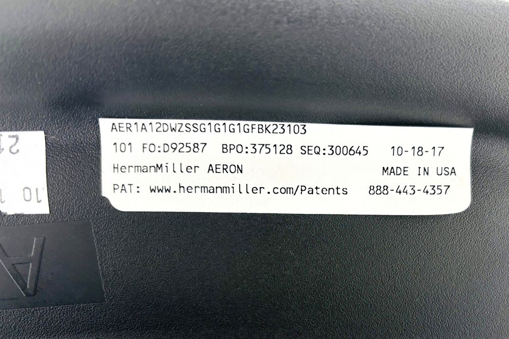 ハーマンミラー アーロンチェア リマスタード Aサイズ ライトシリーズ 中古 2017年製 Herman Miller Aeron Chair Remastered 中古オフィス家具 グラファイトの画像