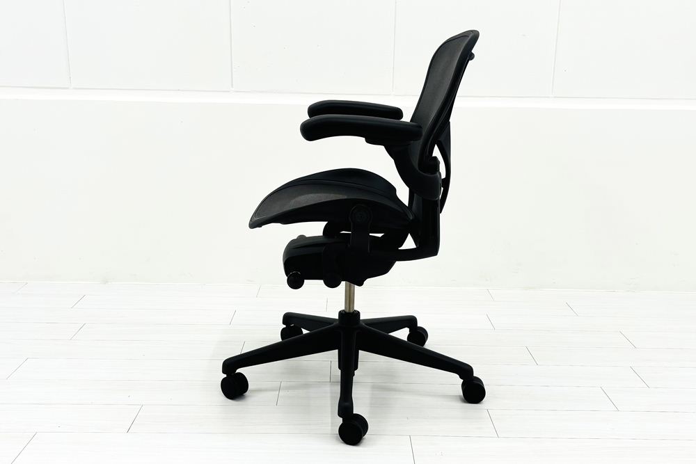 ハーマンミラー アーロンチェア リマスタード Aサイズ ライトシリーズ 中古 2017年製 Herman Miller Aeron Chair Remastered 中古オフィス家具 グラファイトの画像