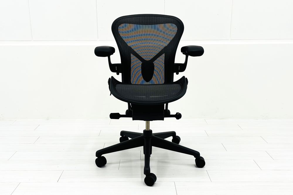 ハーマンミラー アーロンチェア リマスタード Aサイズ ライトシリーズ 中古 2017年製 Herman Miller Aeron Chair Remastered 中古オフィス家具 グラファイトの画像