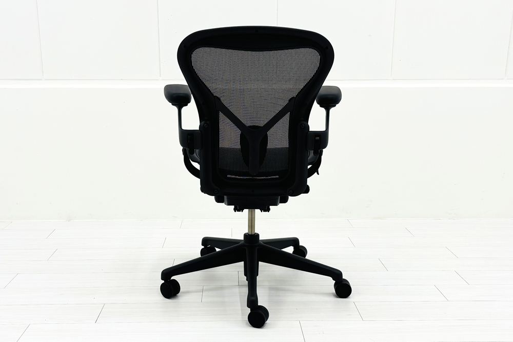 ハーマンミラー アーロンチェア リマスタード Aサイズ ライトシリーズ 中古 2017年製 Herman Miller Aeron Chair Remastered 中古オフィス家具 グラファイトの画像