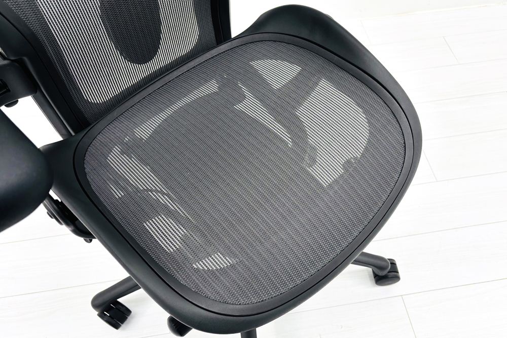 ハーマンミラー アーロンチェア リマスタード Aサイズ ライトシリーズ 中古 2017年製 Herman Miller Aeron Chair Remastered 中古オフィス家具 グラファイトの画像