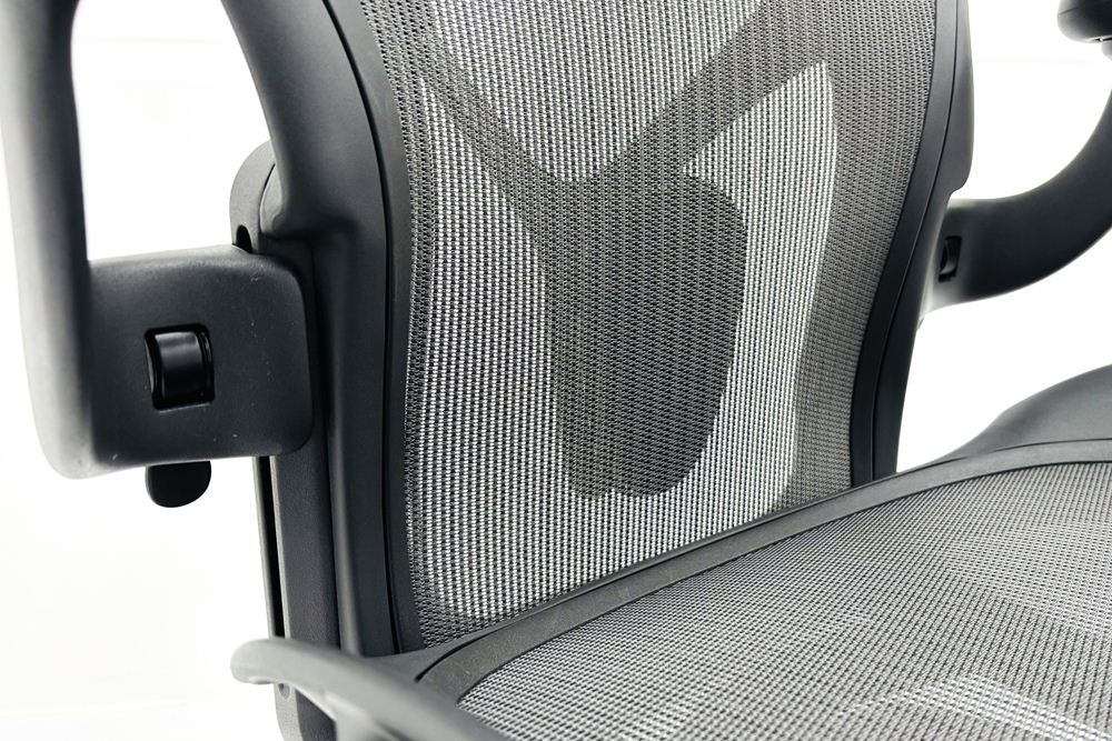 ハーマンミラー アーロンチェア リマスタード Aサイズ ライトシリーズ 中古 2017年製 Herman Miller Aeron Chair Remastered 中古オフィス家具 グラファイトの画像