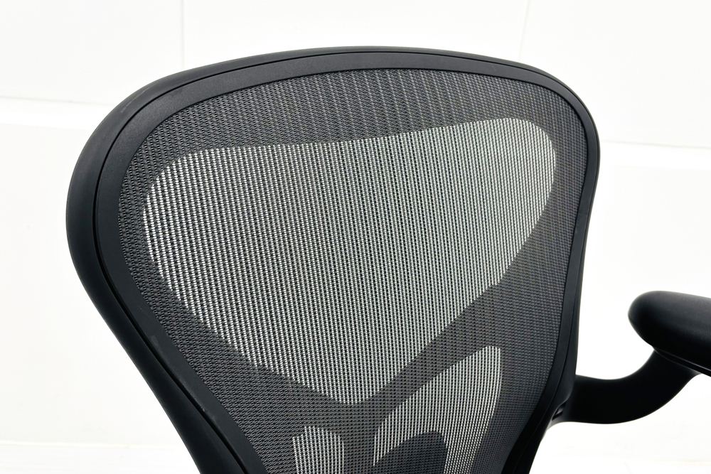 ハーマンミラー アーロンチェア リマスタード Aサイズ ライトシリーズ 中古 2017年製 Herman Miller Aeron Chair Remastered 中古オフィス家具 グラファイトの画像
