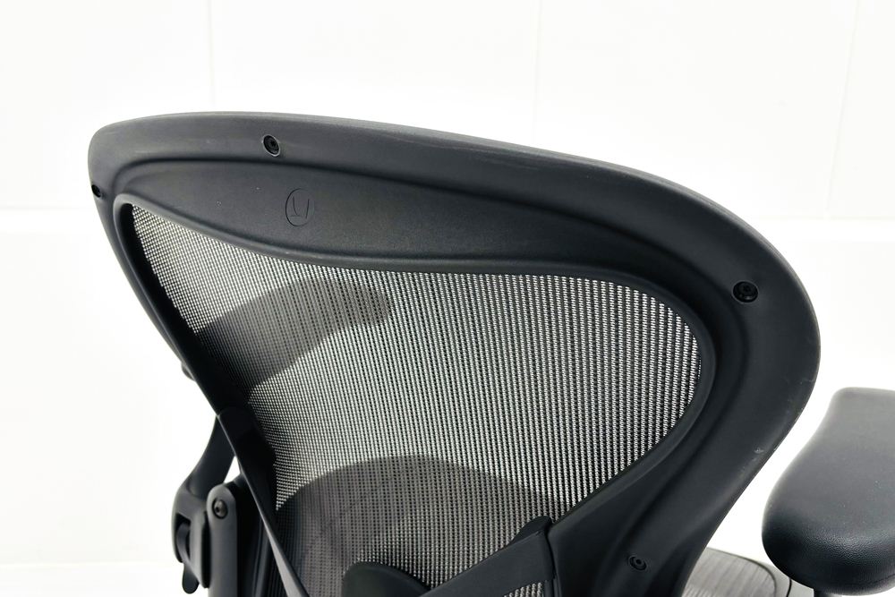 ハーマンミラー アーロンチェア リマスタード Aサイズ ライトシリーズ 中古 2017年製 Herman Miller Aeron Chair Remastered 中古オフィス家具 グラファイトの画像