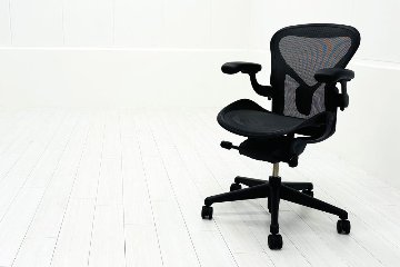 ハーマンミラー アーロンチェア リマスタード Aサイズ ライトシリーズ 中古 2017年製 Herman Miller Aeron Chair Remastered 中古オフィス家具 グラファイトの画像