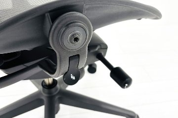 ハーマンミラー アーロンチェア リマスタード Aサイズ ライトシリーズ 中古 2017年製 Herman Miller Aeron Chair Remastered 中古オフィス家具 グラファイトの画像
