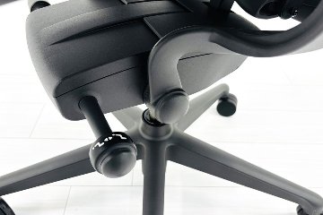 ハーマンミラー アーロンチェア リマスタード Aサイズ ライトシリーズ 中古 2017年製 Herman Miller Aeron Chair Remastered 中古オフィス家具 グラファイトの画像