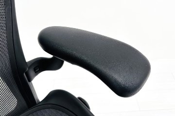 ハーマンミラー アーロンチェア リマスタード Aサイズ ライトシリーズ 中古 2017年製 Herman Miller Aeron Chair Remastered 中古オフィス家具 グラファイトの画像