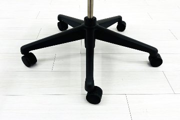 ハーマンミラー アーロンチェア リマスタード Aサイズ ライトシリーズ 中古 2017年製 Herman Miller Aeron Chair Remastered 中古オフィス家具 グラファイトの画像