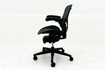ハーマンミラー アーロンチェア リマスタード Aサイズ ライトシリーズ 中古 2017年製 Herman Miller Aeron Chair Remastered 中古オフィス家具 グラファイトの画像