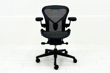 ハーマンミラー アーロンチェア リマスタード Aサイズ ライトシリーズ 中古 2017年製 Herman Miller Aeron Chair Remastered 中古オフィス家具 グラファイトの画像