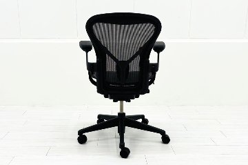 ハーマンミラー アーロンチェア リマスタード Aサイズ ライトシリーズ 中古 2017年製 Herman Miller Aeron Chair Remastered 中古オフィス家具 グラファイトの画像