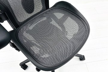 ハーマンミラー アーロンチェア リマスタード Aサイズ ライトシリーズ 中古 2017年製 Herman Miller Aeron Chair Remastered 中古オフィス家具 グラファイトの画像