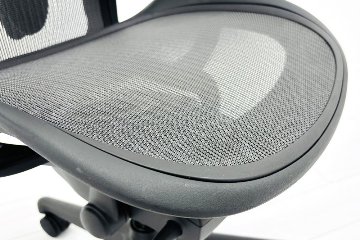 ハーマンミラー アーロンチェア リマスタード Aサイズ ライトシリーズ 中古 2017年製 Herman Miller Aeron Chair Remastered 中古オフィス家具 グラファイトの画像