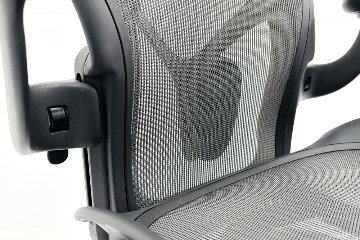ハーマンミラー アーロンチェア リマスタード Aサイズ ライトシリーズ 中古 2017年製 Herman Miller Aeron Chair Remastered 中古オフィス家具 グラファイトの画像