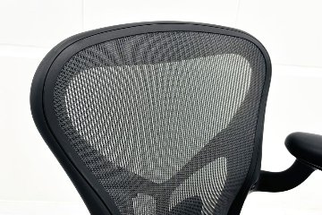 ハーマンミラー アーロンチェア リマスタード Aサイズ ライトシリーズ 中古 2017年製 Herman Miller Aeron Chair Remastered 中古オフィス家具 グラファイトの画像