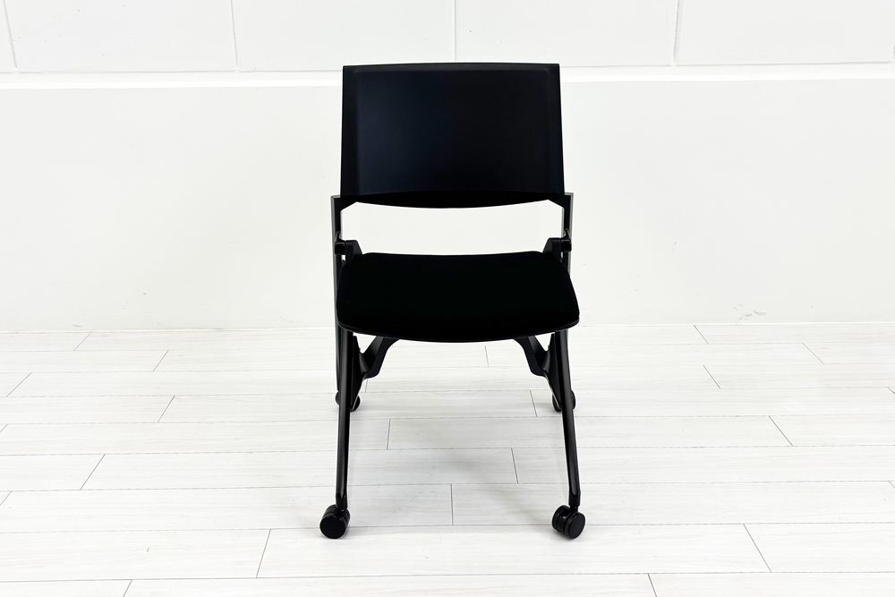 オカムラ Marca(マルカ)シリーズ 肘無 中古 2022年製 【4脚セット】 ミーティングチェア 会議椅子 ネスティングチェア 中古オフィス家具 ブラックの画像