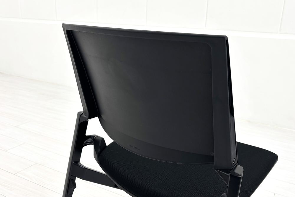 オカムラ Marca(マルカ)シリーズ 肘無 中古 2022年製 ミーティングチェア 会議椅子 ネスティングチェア 中古オフィス家具 ブラックの画像