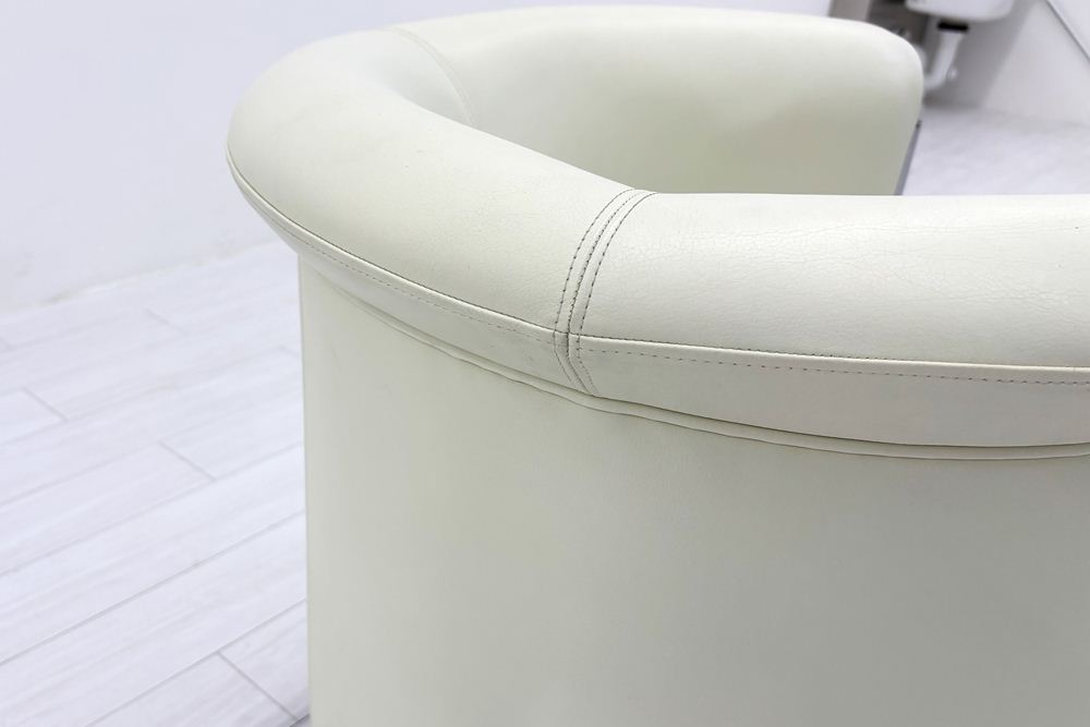 ラウンジチェア シングルソファ 1人用ソファ 中古 多目的チェア 中古オフィス家具 レザー ベージュ系色の画像