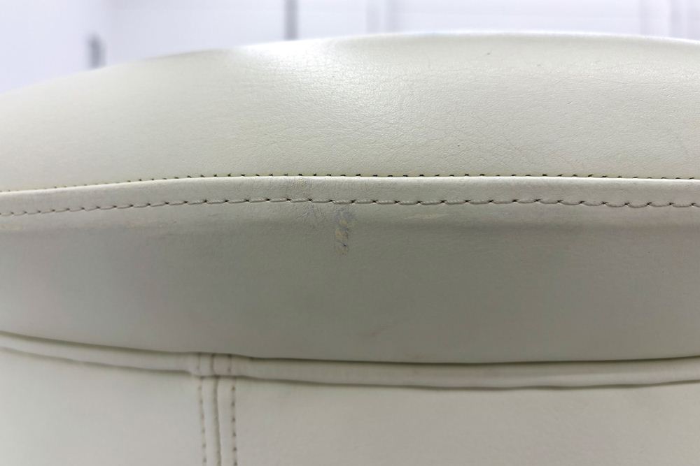 ラウンジチェア シングルソファ 1人用ソファ 中古 多目的チェア 中古オフィス家具 レザー ベージュ系色の画像