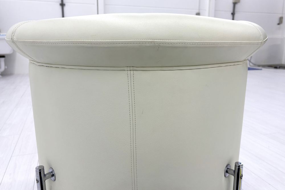 ラウンジチェア シングルソファ 1人用ソファ 中古 多目的チェア 中古オフィス家具 レザー ベージュ系色の画像