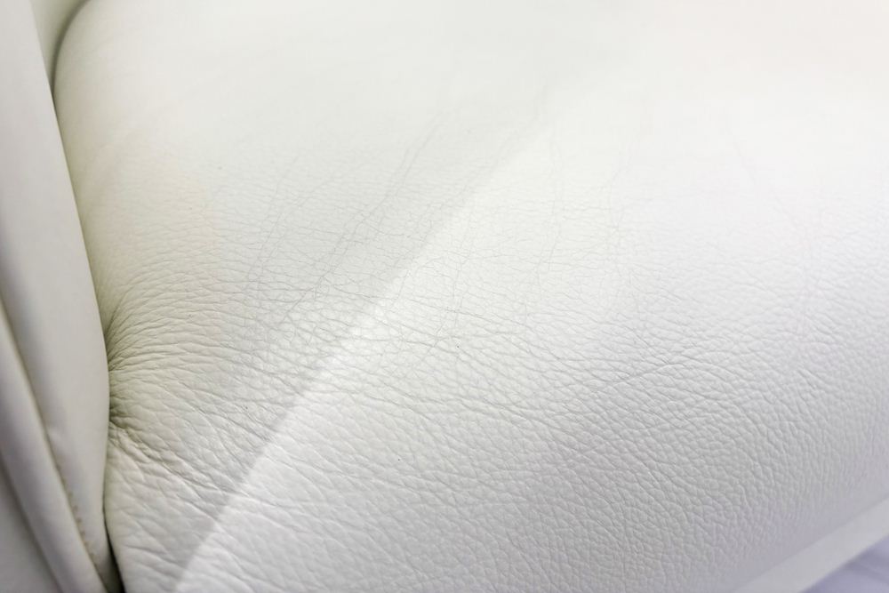 ラウンジチェア シングルソファ 1人用ソファ 中古 多目的チェア 中古オフィス家具 レザー ベージュ系色の画像
