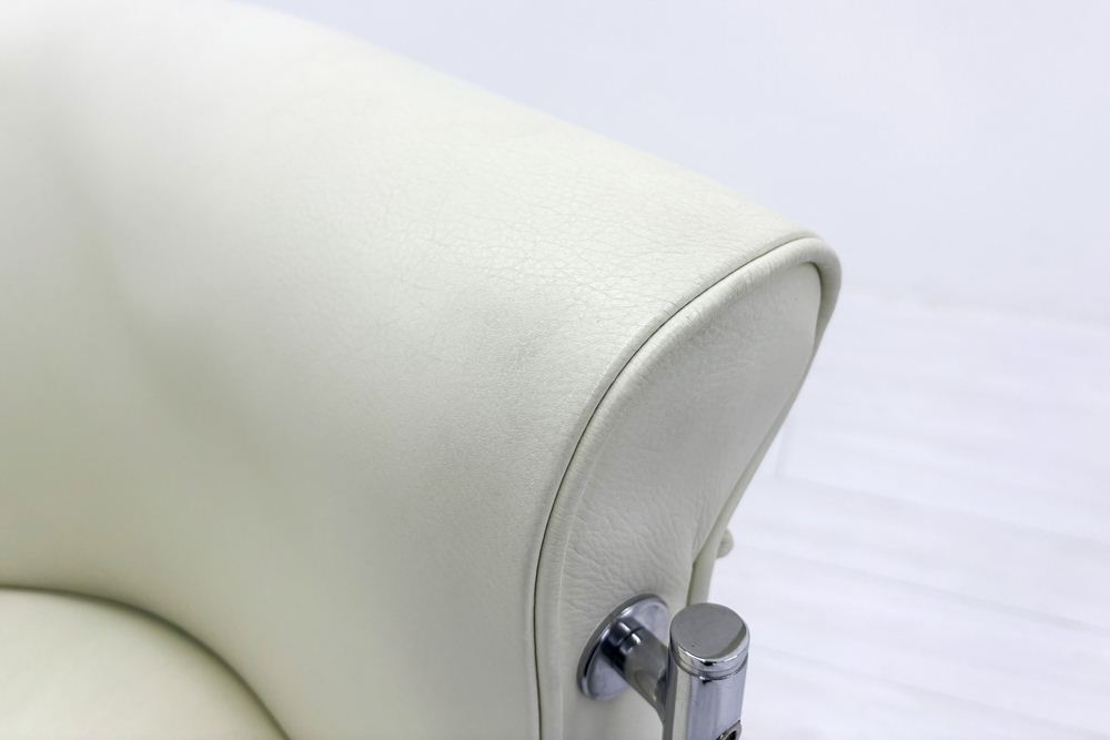 ラウンジチェア シングルソファ 1人用ソファ 中古 多目的チェア 中古オフィス家具 レザー ベージュ系色の画像