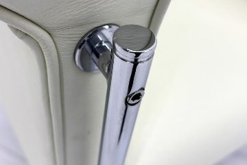 ラウンジチェア シングルソファ 1人用ソファ 中古 多目的チェア 中古オフィス家具 レザー ベージュ系色の画像