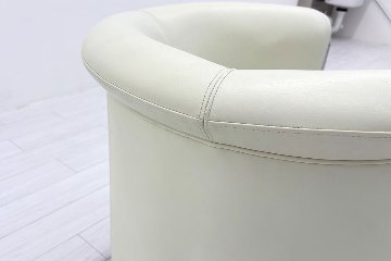 ラウンジチェア シングルソファ 1人用ソファ 中古 多目的チェア 中古オフィス家具 レザー ベージュ系色の画像