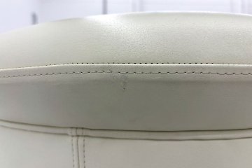 ラウンジチェア シングルソファ 1人用ソファ 中古 多目的チェア 中古オフィス家具 レザー ベージュ系色の画像