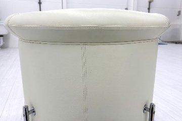 ラウンジチェア シングルソファ 1人用ソファ 中古 多目的チェア 中古オフィス家具 レザー ベージュ系色の画像
