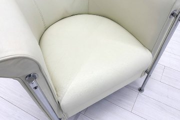 ラウンジチェア シングルソファ 1人用ソファ 中古 多目的チェア 中古オフィス家具 レザー ベージュ系色の画像
