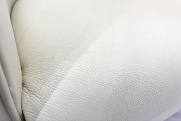 ラウンジチェア シングルソファ 1人用ソファ 中古 多目的チェア 中古オフィス家具 レザー ベージュ系色の画像