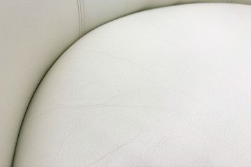 ラウンジチェア シングルソファ 1人用ソファ 中古 多目的チェア 中古オフィス家具 レザー ベージュ系色の画像